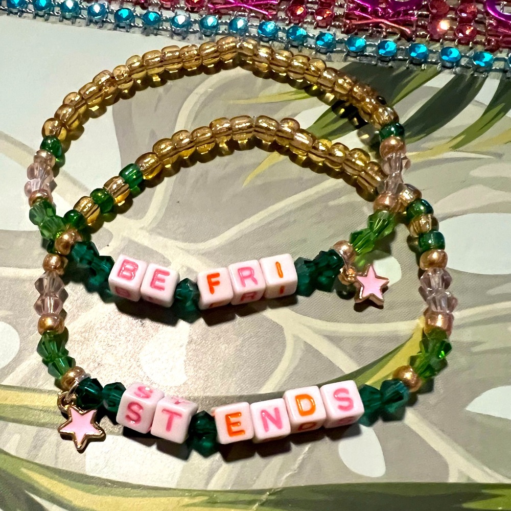 Best Friend glass beaded bracelet set (2) in gold and green with pink stars